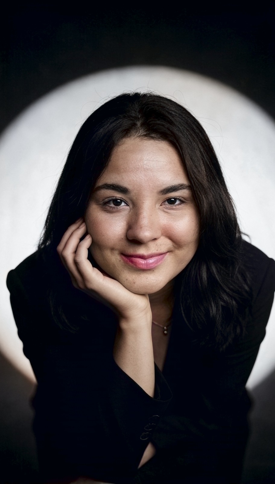 Retrato de Ellen Araujo, designer gráfica